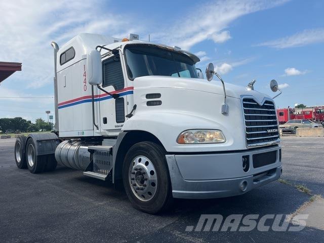 Mack CXU613 牵引车