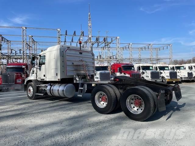 Mack CXU613 牵引车