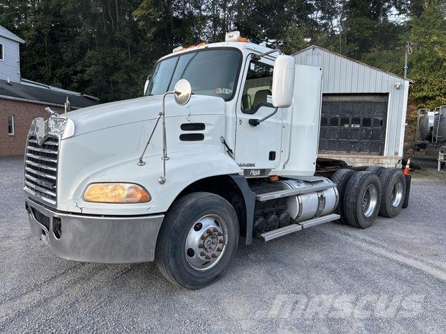 Mack CXU613 牵引车