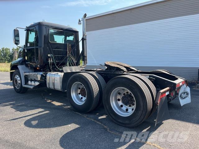 Mack CXU613 牵引车