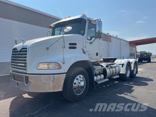 Mack CXU613 牵引车
