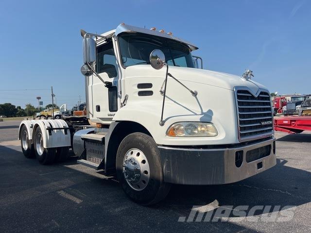 Mack CXU613 牵引车