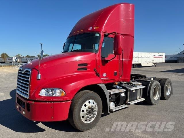 Mack CXU613 牵引车