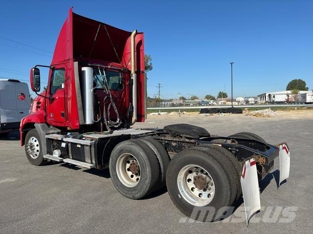 Mack CXU613 牵引车
