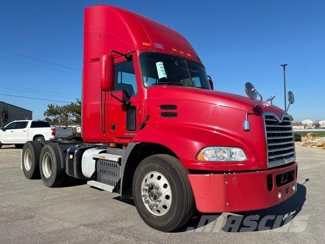 Mack CXU613 牵引车