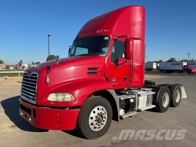 Mack CXU613 牵引车