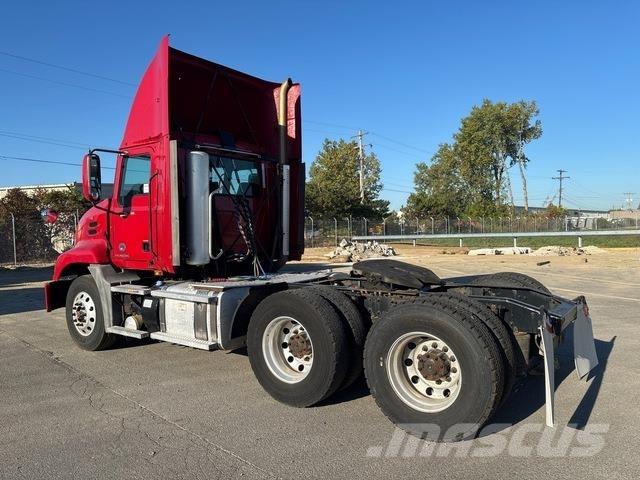 Mack CXU613 牵引车
