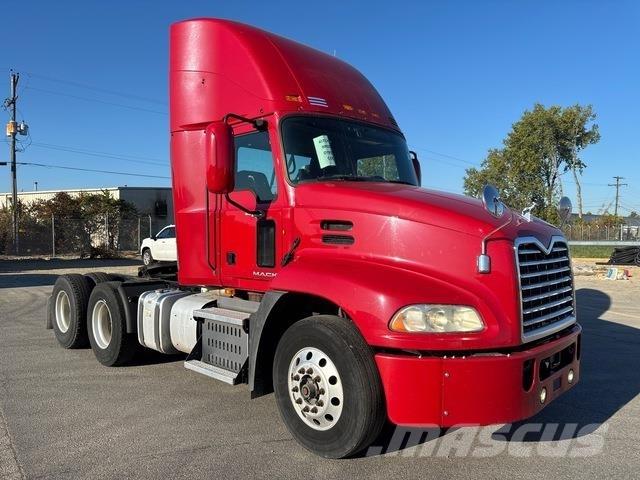 Mack CXU613 牵引车