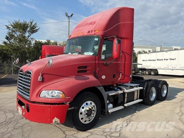 Mack CXU613 牵引车