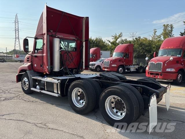 Mack CXU613 牵引车