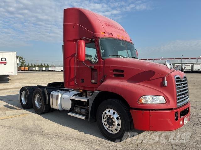 Mack CXU613 牵引车