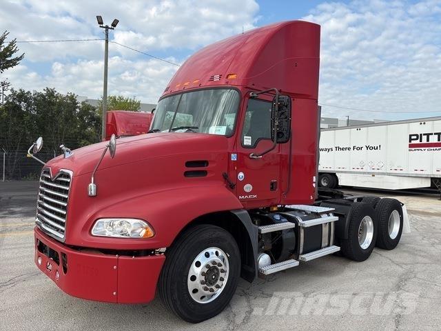 Mack CXU613 牵引车