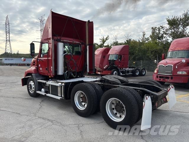 Mack CXU613 牵引车