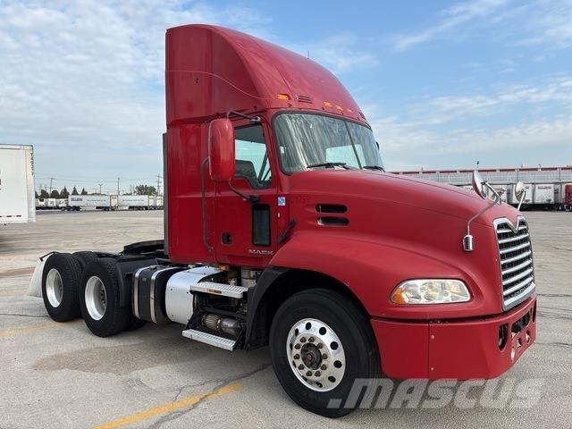 Mack CXU613 牵引车