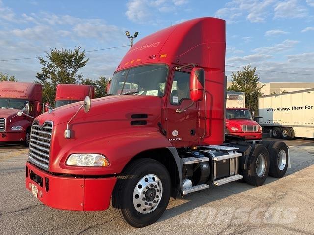Mack CXU613 牵引车