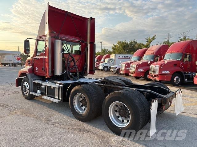 Mack CXU613 牵引车