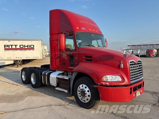 Mack CXU613 牵引车