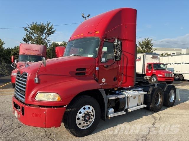 Mack CXU613 牵引车