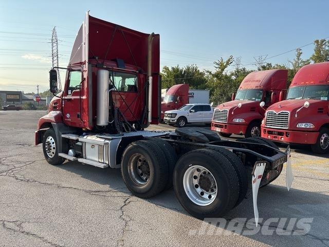 Mack CXU613 牵引车