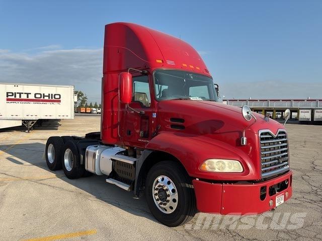 Mack CXU613 牵引车