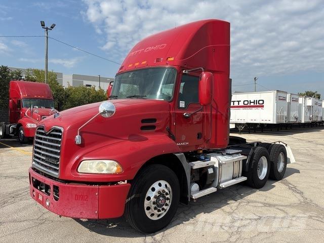 Mack CXU613 牵引车