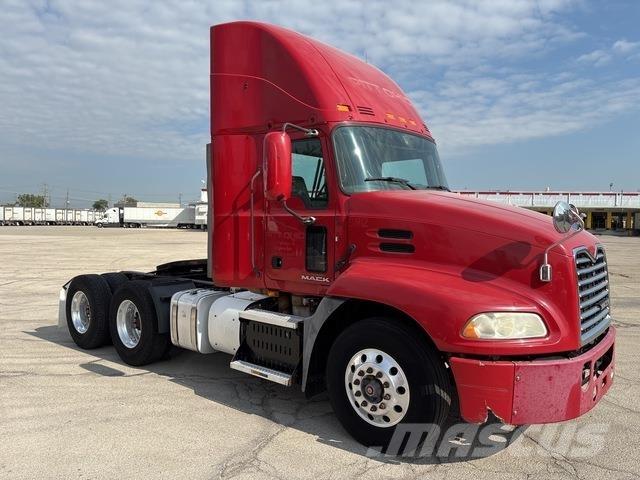 Mack CXU613 牵引车