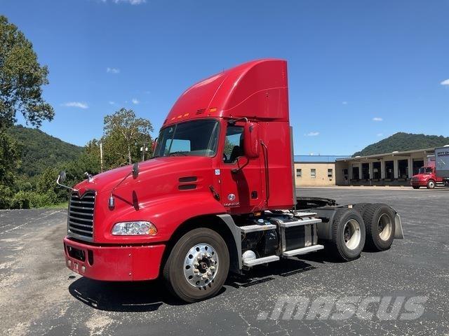 Mack CXU613 牵引车