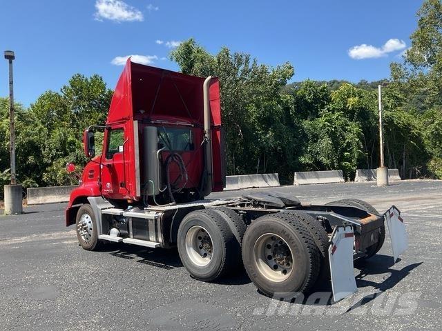 Mack CXU613 牵引车