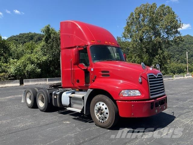 Mack CXU613 牵引车