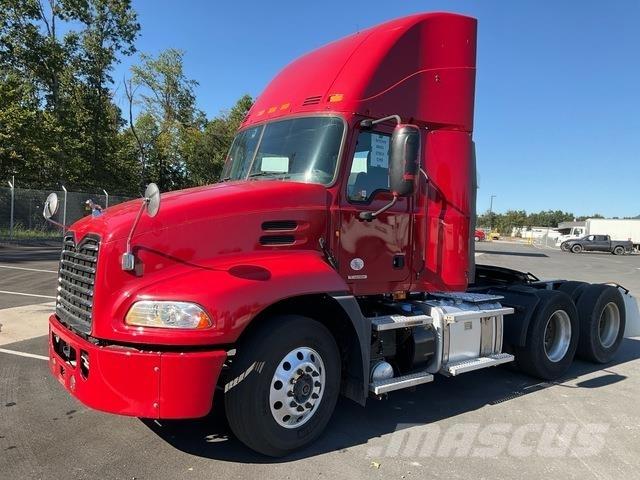 Mack CXU613 牵引车