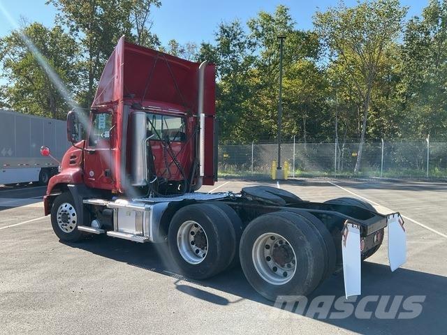 Mack CXU613 牵引车
