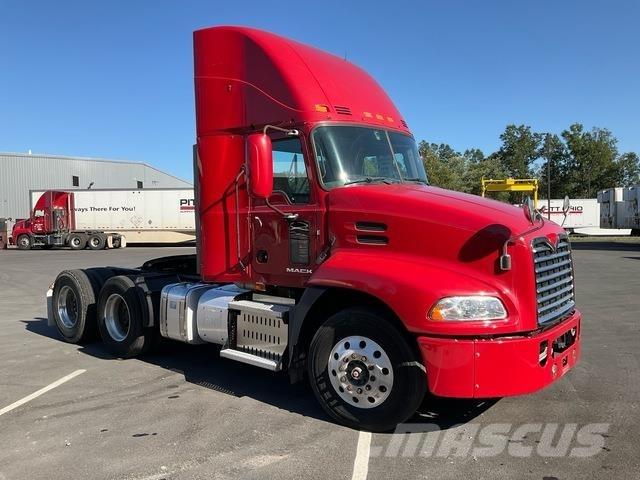 Mack CXU613 牵引车