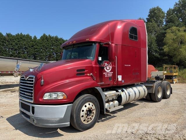 Mack CXU613 牵引车