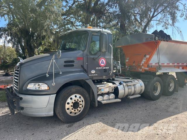 Mack CXU613 牵引车