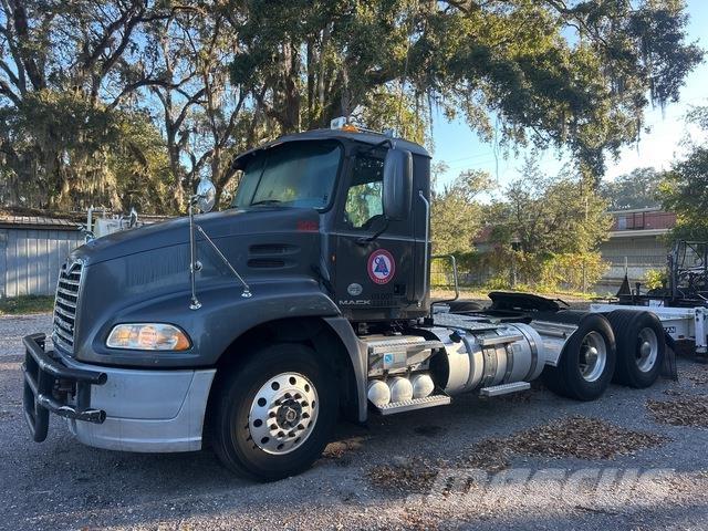 Mack CXU613 牵引车