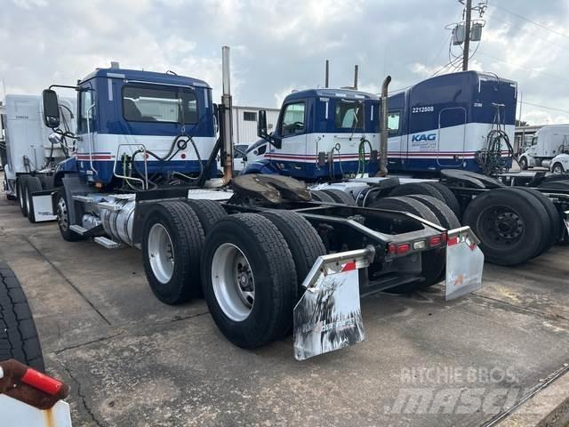 Mack CXU613T 牵引车