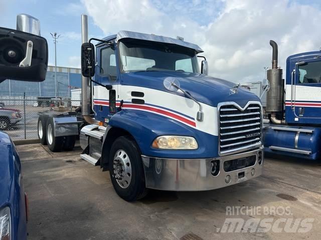 Mack CXU613T 牵引车