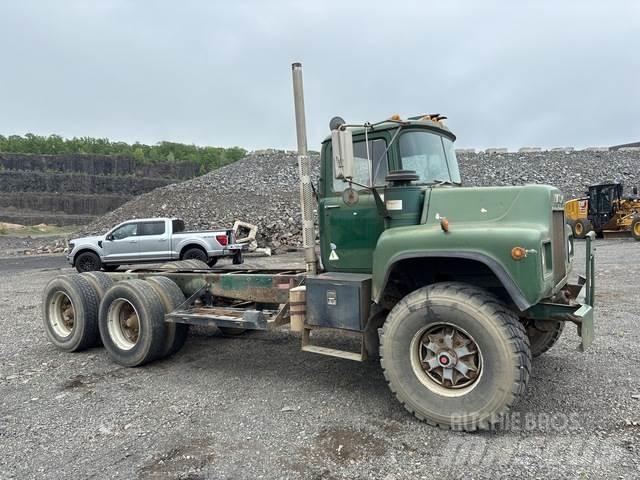 Mack DM600 驾驶室与内部