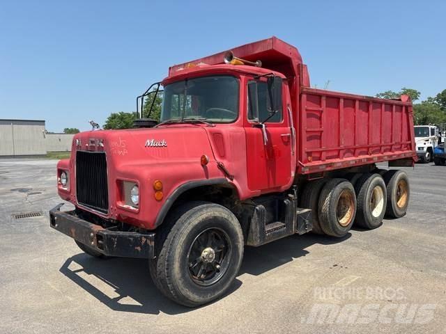 Mack DM685 自卸式货车