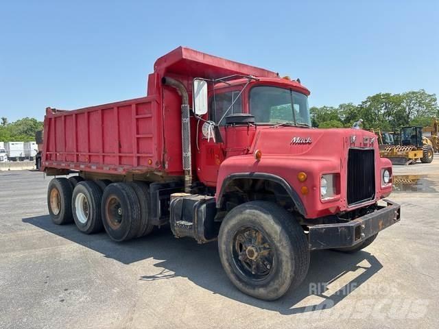 Mack DM685 自卸式货车