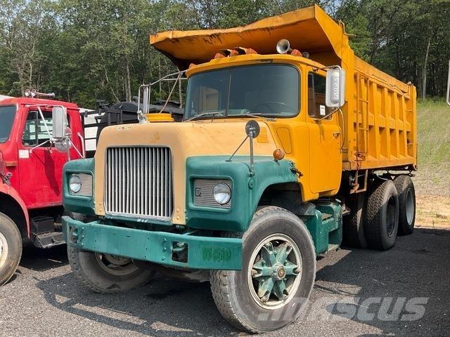 Mack DM686SX 自卸式货车
