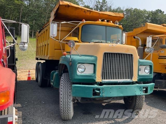 Mack DM686SX 自卸式货车