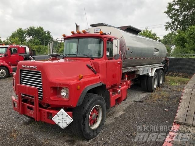 Mack DM688S 油罐车