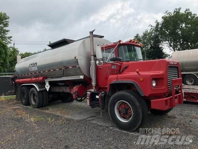 Mack DM688S 油罐车