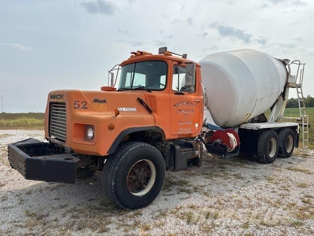 Mack DM690 水罐车