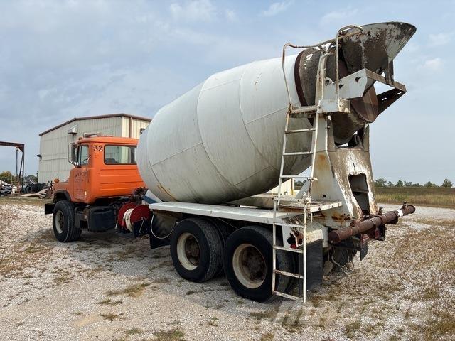 Mack DM690 水罐车