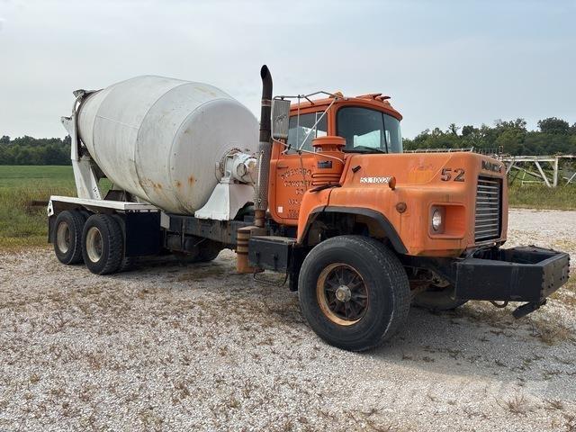 Mack DM690 水罐车