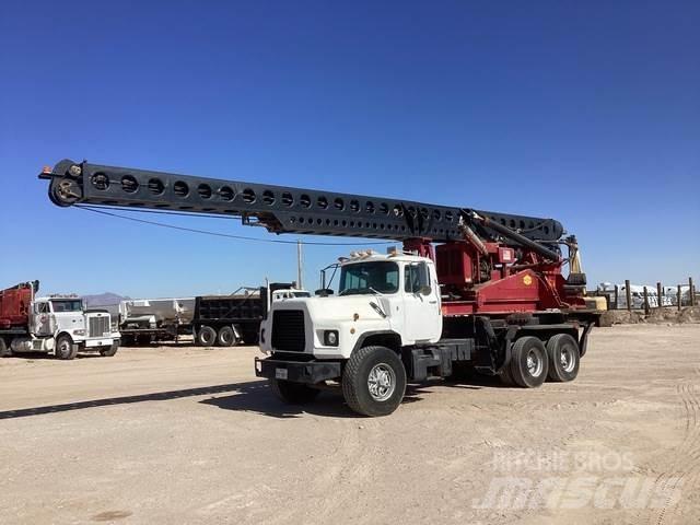 Mack DM690S 钻机车