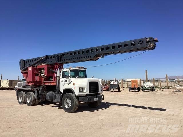 Mack DM690S 钻机车