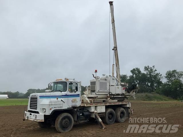 Mack DMM6906S 钻机车
